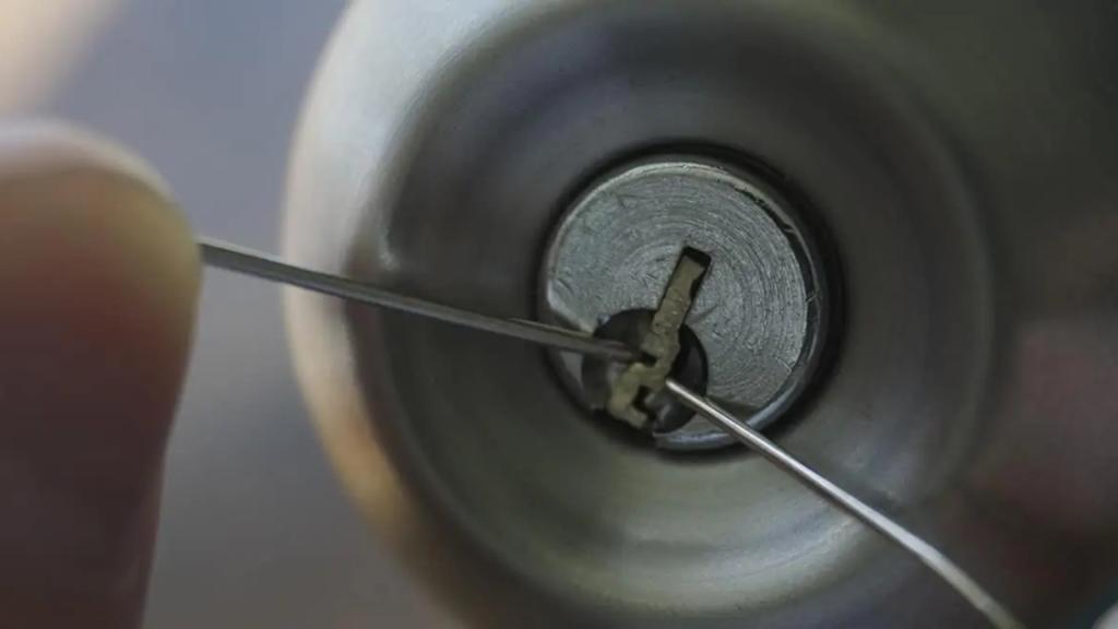 A broken key removal service in Seattle